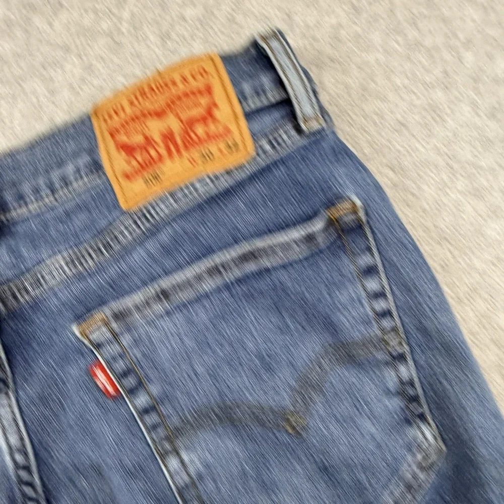 Levis bit excellent photo